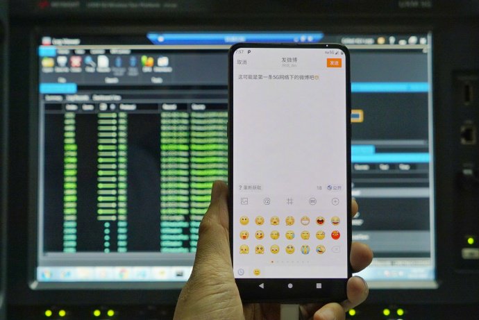 Президент Xiaomi показал Mi MIX 3, подключённый к сети 5G