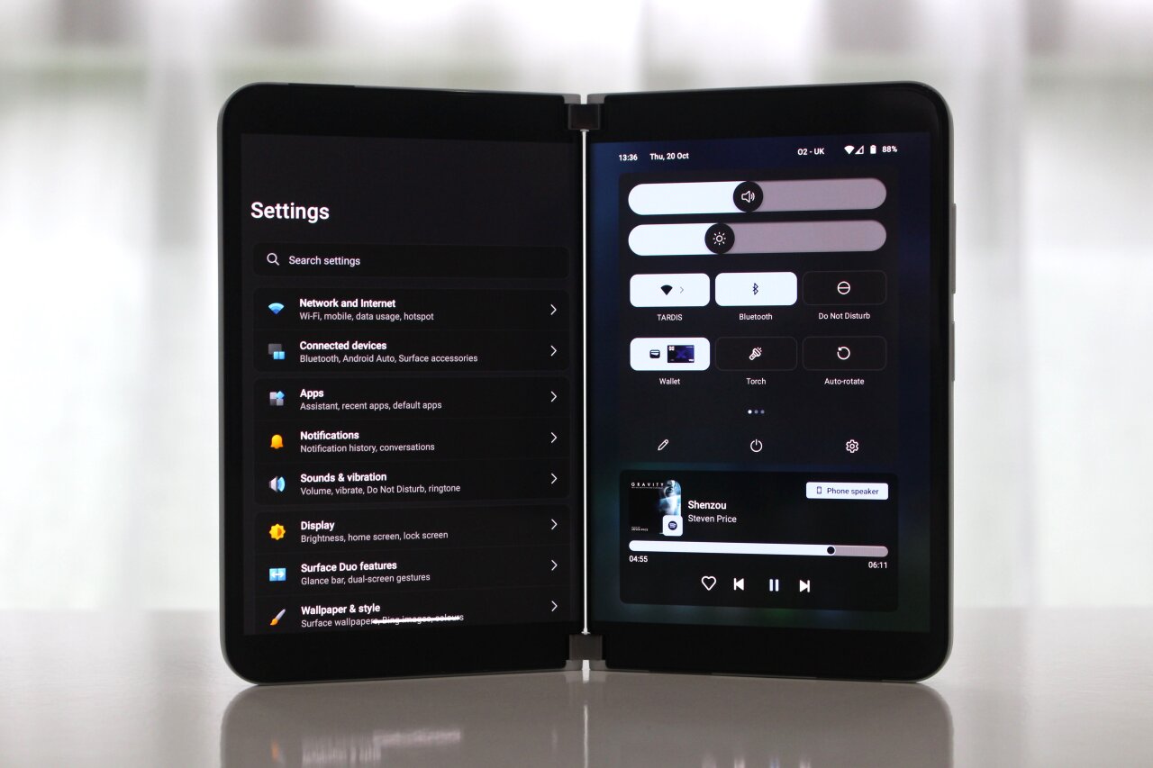 В Android 12L для Surface Duo найден скрытый режим, похожий на Continuum
